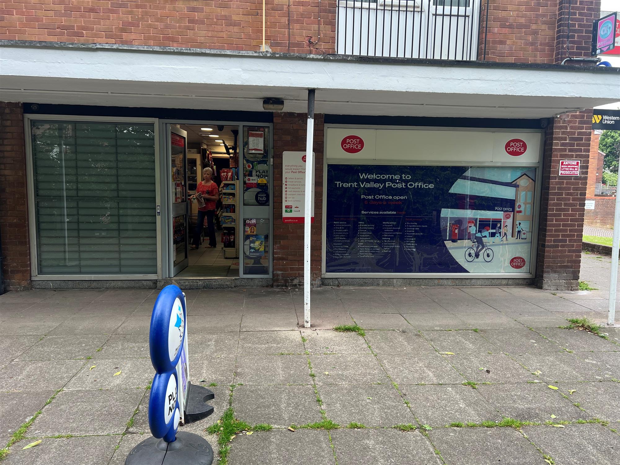 Busy Main Post Office & Conv Store